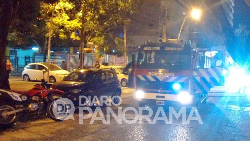 Un auto se incendió y causó pánico en pleno centro - Diario Panorama