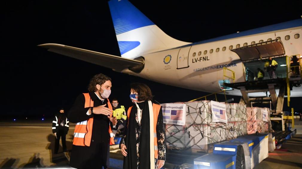 Arribaron las 3,5 millones de vacunas de Moderna donadas por Estados Unidos