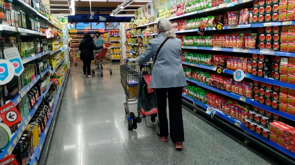 El consumo masivo cayó un 20,4% en abril como consecuencia de la pérdida de poder adquisitivo de los asalariados