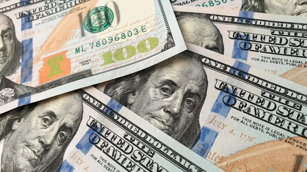 El dólar blue cayó por primera vez en la semana y la brecha tocó mínimos en 8 jornadas