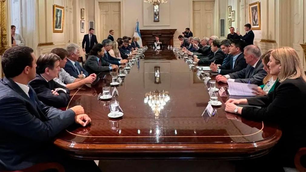 El Gobierno recortó 80% los giros discrecionales a las provincias en abril
