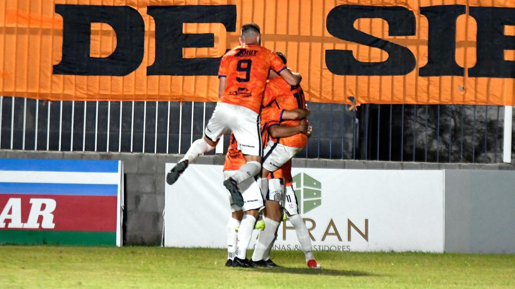 Sarmiento superó a San Martín de Formosa y se afirma como líder en el Torneo Federal A