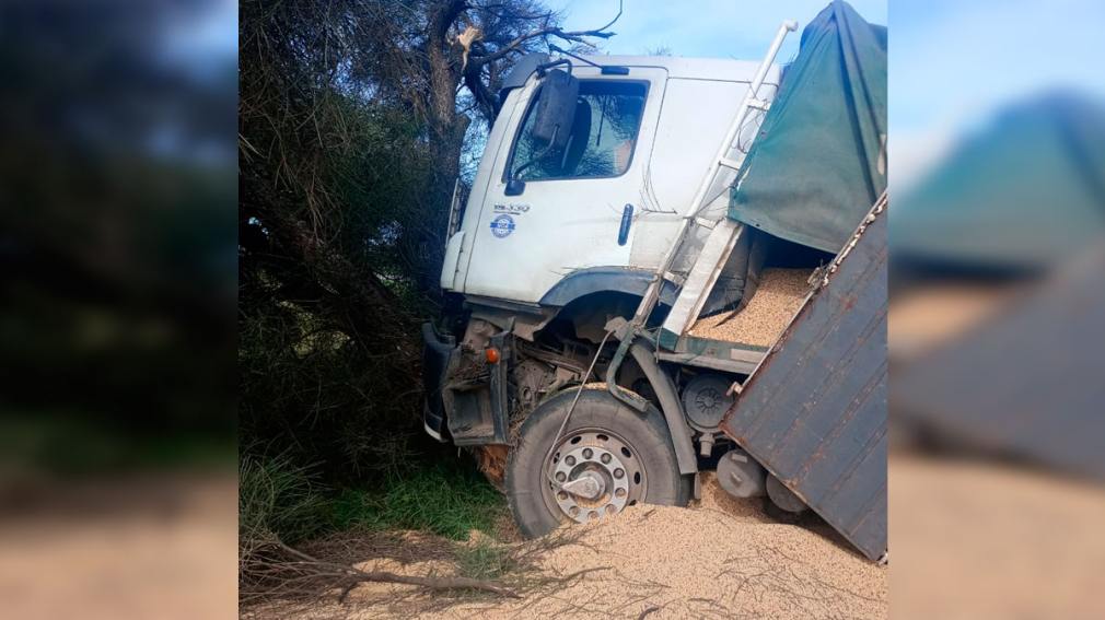 Camionero se descompensó en plena Ruta 34 y protagonizó un violento accidente cerca de Mailín