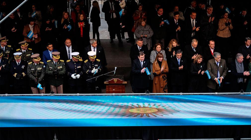 Zamora presidió el acto oficial por el 214° aniversario de la Revolución de Mayo
