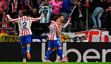 Con goles de lvarez y Almada, el Atltico de los argentinos gole al Sevilla y se acerca a la cima