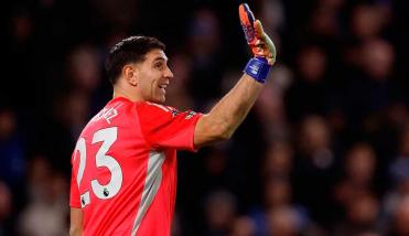 El Aston Villa del Dibu Mart�nez se llev� un triunfazo ante el Nottingham Forest y qued� segundo en la Premier