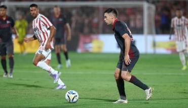 Lan�s no lo pudo sostener y dej� escapar la chance de subirse a la cima sobre el final