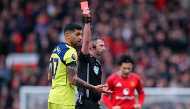 Roja directa para Cuti Romero en la derrota de Tottenham ante Manchester United