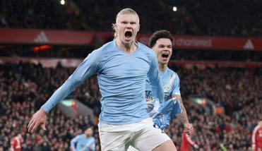 Manchester City se lo dio vuelta en el descuento al Liverpool y sigue prendido en la pelea