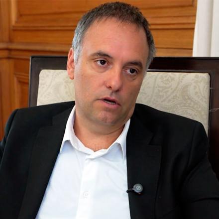 Caso Adorni: se confirmó que viajó a Aruba en primera clase junto a su esposa e hijos