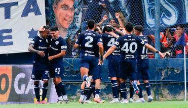 En un partidazo en Mendoza, Independiente Rivadavia festej� ante el Rojo y se subi� a la cima