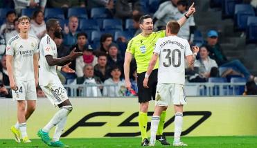 Mastantuno, expulsado y silbado por el Bernabéu en la dura derrota del Real Madrid