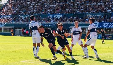 Independiente Rivadavia se llevó un triunfazo sobre la hora de La Plata ante Gimnasia