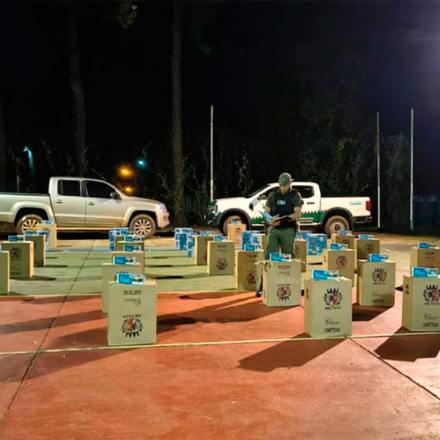 Chocó contra un puesto de Gendarmería y abandonó la camioneta: llevaba 19.500 atados de cigarrillos de contrabando