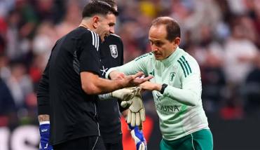 La impactante revelaci�n de Dibu Mart�nez tras ganar la Europa League: �Me romp� el dedo�