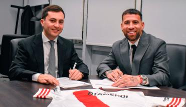 Nicol�s Otamendi firm� su contrato en el Monumental y se convirti� en el primer refuerzo de River