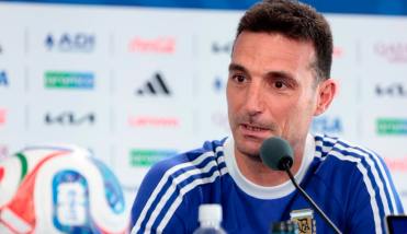 Scaloni no dio el equipo, pero confirm� que Dibu Mart�nez estar� disponible contra Argelia