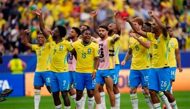Brasil se lo dio vuelta a Jap�n en el descuento y consigui� el boleto a octavos del Mundial