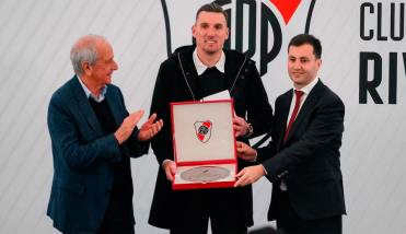 Entre l�grimas, Armani se despidi� de River: �Us� estos colores con el coraz�n�