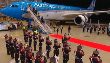 VIDEO | Con granaderos y una alfombra roja, así recibieron a la Selección argentina en Ezeiza