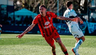 El Lobo mendocino amarg� a Gimnasia en El Bosque con un triplete de M�dica