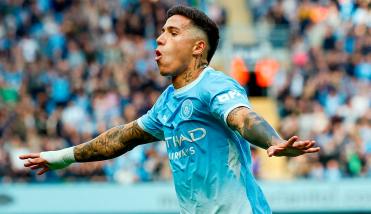Enzo Fernández abrió el triunfo del Manchester City con un golazo para seguir en la cima de la Premier League