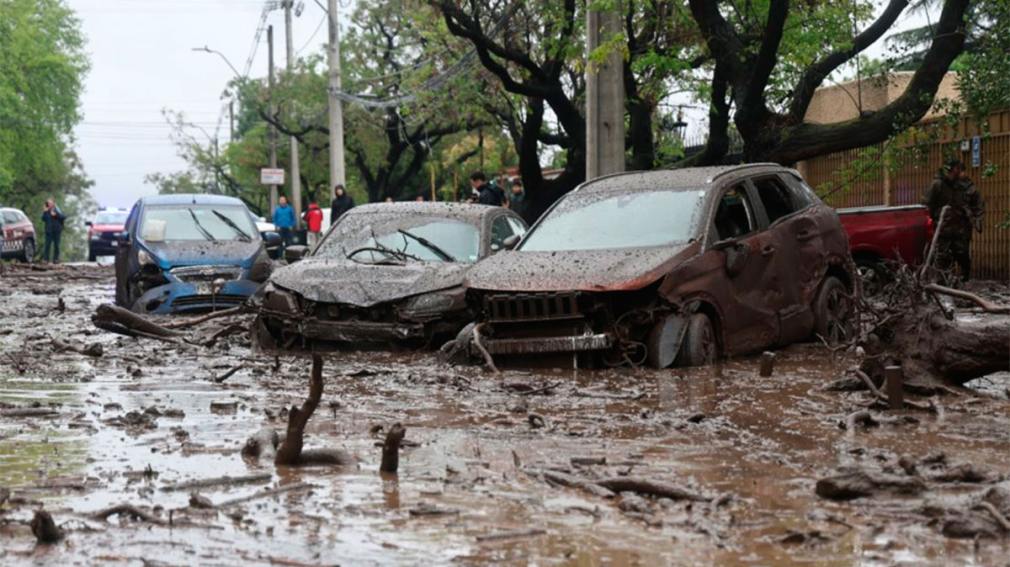 Impactante aluvión en Santiago de Chile: calles convertidas en ríos, autos arrastrados y seis heridos