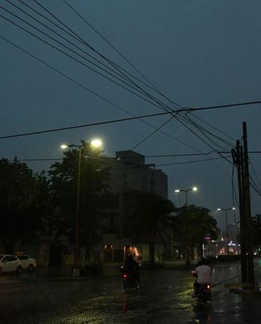 Cayó una intensa lluvia en Santiago y hay alerta naranja por fuertes tormentas