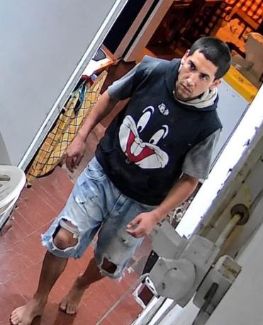 VIDEO | Un delincuente entró a una casa y encerró con llave a una mujer tras robarle el celular