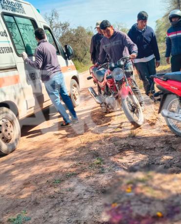 Añatuya: cuatro heridos tras un brutal choque frontal entre dos motocicletas