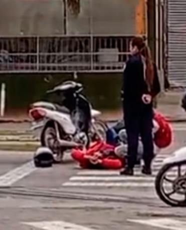 Una mujer herida en un choque entre una moto y una camioneta en pleno centro de La Banda