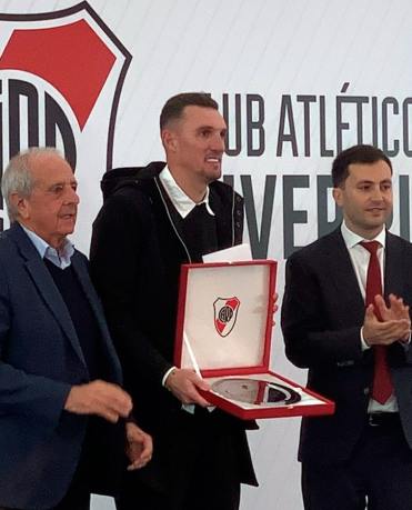 Entre lágrimas, Armani se despidió de River: “Usé estos colores con el corazón”