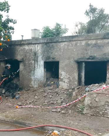 Incendio en una vivienda abandonada movilizó a policías y bomberos en el barrio Francisco Solano