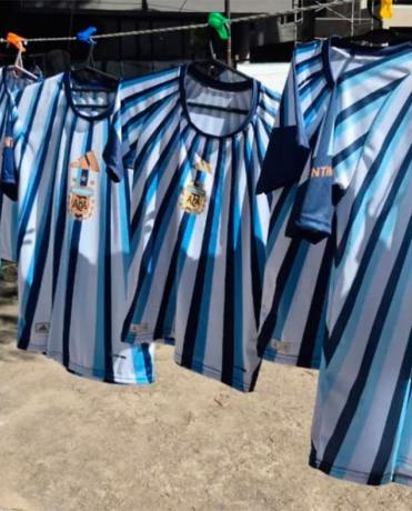 Robaron 45 camisetas de la Selección Argentina y otros artículos de un puesto de venta