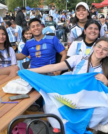 Con banderas, camisetas y mucha ilusión, los santiagueños coparon el Fan Zone para alentar a Argentina
