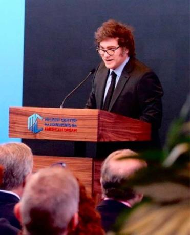 Javier Milei llegó a Los Ángeles para participar en una conferencia del Instituto Milken