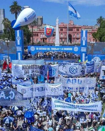 La CGT marcha contra el Gobierno nacional y reclama un “cambio de rumbo con soberanía política y justicia social”