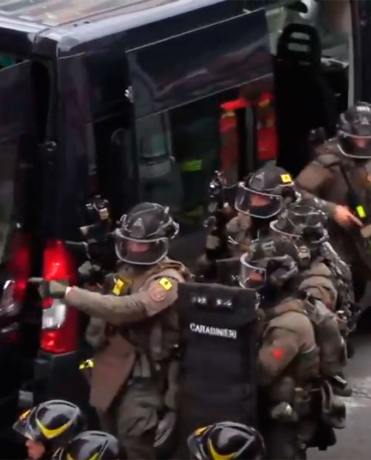 Un robo de película: entraron a un banco, tomaron rehenes y huyeron por las alcantarillas