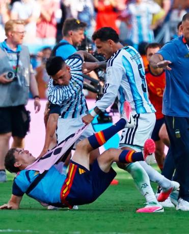 Durísima sanción de FIFA a la Argentina: multa por la bandera de Malvinas y las agresiones