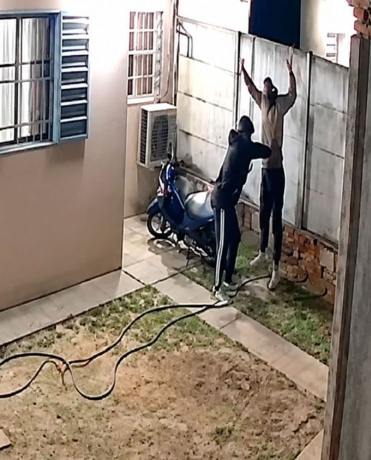 VIDEO | Un motochorro entró a una casa y robó $3 millones en un asalto a mano armada en barrio Smata