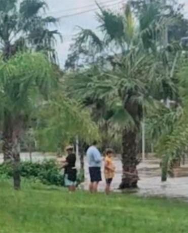 En medio de la inundación, vecinos de Las Termas salieron a pescar en la calle