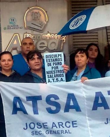 Trabajadores del Sanatorio Alvear realizan un paro por reclamos salariales