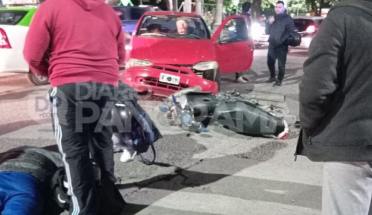 Un joven motociclista terminó hospitalizado tras chocar con un auto sobre avenida Belgrano