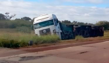 Accidente en la Ruta 34: un camión perdió el control y volcó su acoplado cargado con cerámica