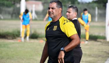 Mitre, con el debut de Mazzón, visita a Chaco For Ever con la necesidad de levantarse