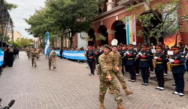 El desfile cívico militar le puso un colorido marco a los festejos por el 25 de Mayo