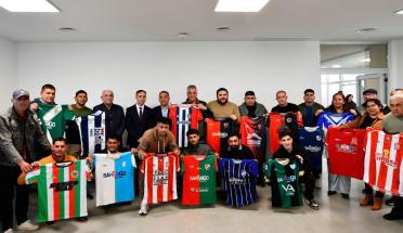 Entregaron indumentaria a los 16 clubes santiagueños que disputarán el Torneo Regional