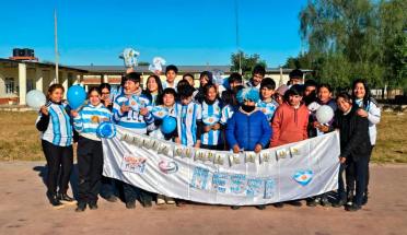 Con camisetas y banderas, una escuela santiagueña celebró el cumpleaños de Lionel Messi