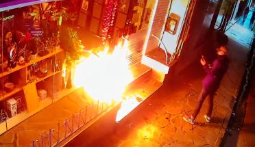 Las cámaras captaron a un hombre que prendió fuego un mayorista en pleno centro y buscan identificarlo