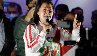 Empate técnico en Perú: Fujimori igualaría con Sánchez en el balotaje y crece la tensión por el recuento